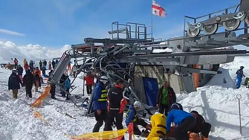 13:06, 16 марта 2018   мир   26777   Несколько гондол, на которых находились туристы, съехали вниз, к нижней станции канатной дороги, и столкнулись друг с другом